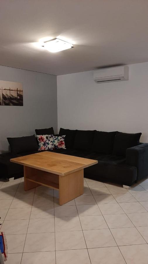 Moderne Souterrainwohnung ツリクヴェニツァ エクステリア 写真