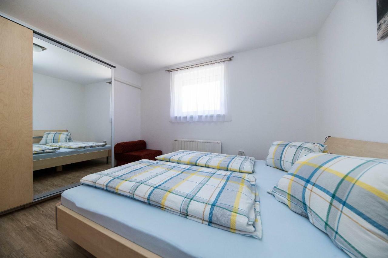 Moderne Souterrainwohnung ツリクヴェニツァ エクステリア 写真