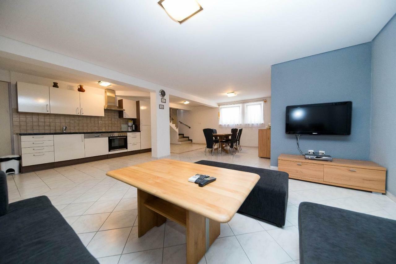 Moderne Souterrainwohnung ツリクヴェニツァ エクステリア 写真