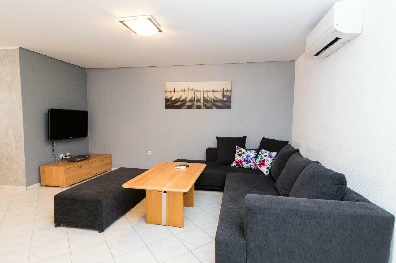 Moderne Souterrainwohnung ツリクヴェニツァ エクステリア 写真