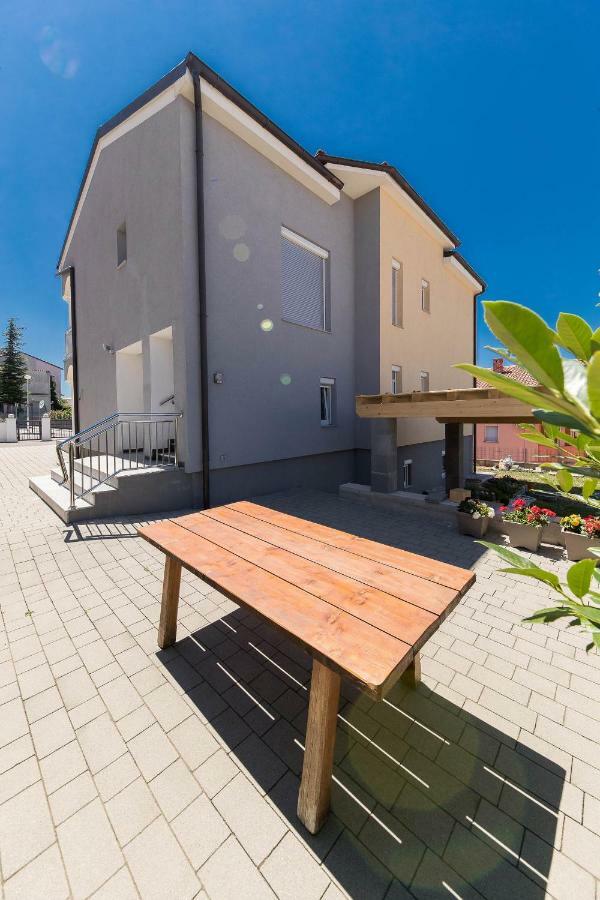 Moderne Souterrainwohnung ツリクヴェニツァ エクステリア 写真